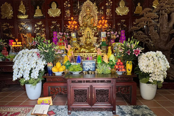 Cách bố trí chậu lan hồ điệp trên bàn thờ Phật